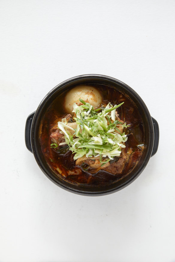 Ppyeodagwi-haejangguk (pork bone soup with rice)