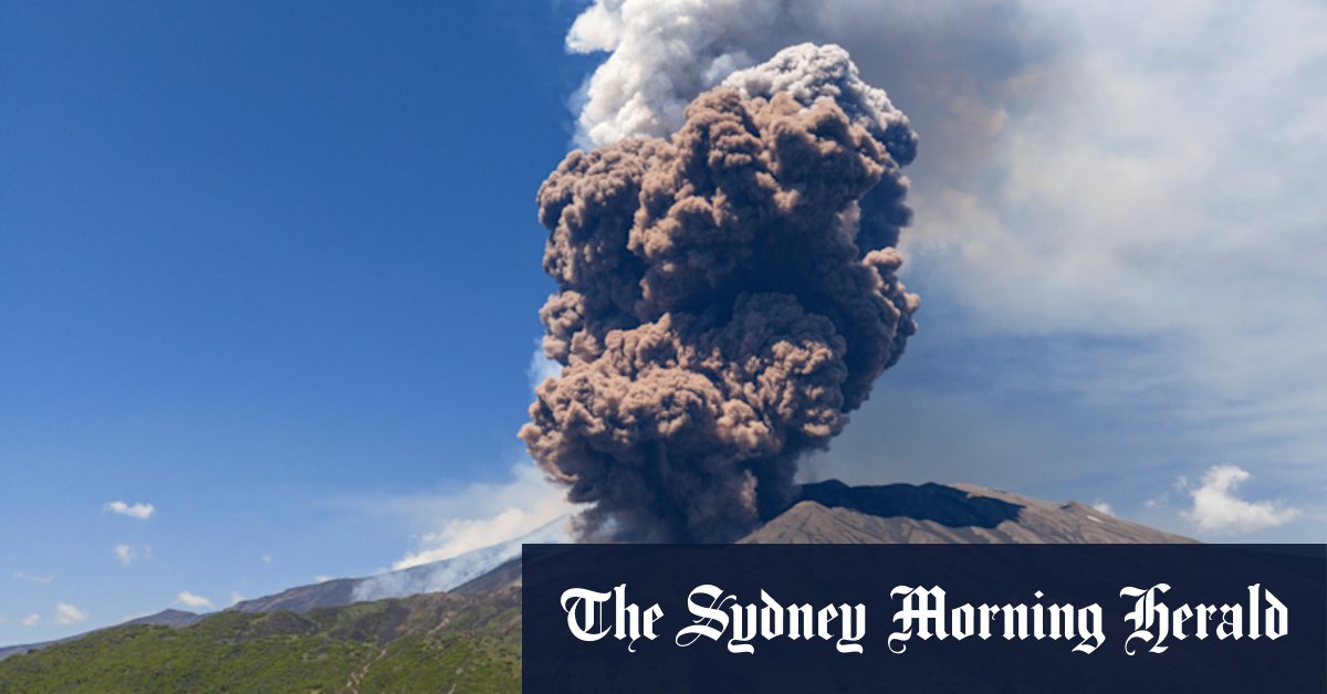Italy Volcano Eruption: Tourists Flee Ash & Smoke - News Directory 3