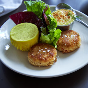 Crab cakes with aioli.