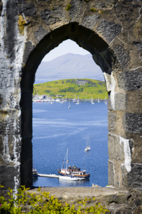 A view framed in Oban.