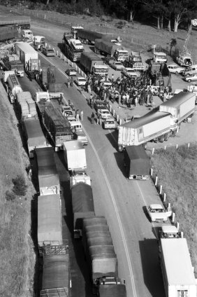 Truck drivers blockade the Hume Highway at Razorback Mountain in NSW, 4 April 1979.