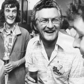  Bob Hawke has a beer with locals at the Prince of Wales Hotel in Williamstown in 1975.