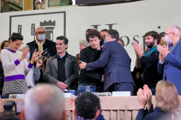 Mattia Tabacco being congratulated at the 2021 auction after bidding €800,000 for that year’s Pièce des Présidents.