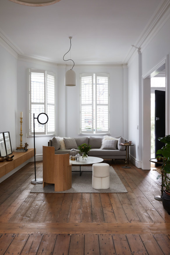 The lounge blends furniture pieces from Criteria Collection  with the family’s mementos. The original Baltic pine floorboards were tinted to create the feel of aged oak. 