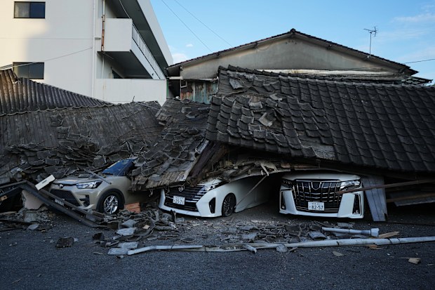 Yatsushiro'da binaların çökmesi sonucu araçlar altında kaldı.