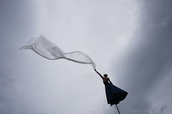 A performer from the French company Gratte Ciel presents the open-air aerial circus show “RoZéo” as part of the Festival CulturaUNAM program in Mexico City.