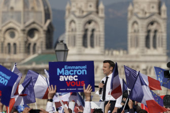 Il presidente francese Emmanuel Macron fuori dalla cattedrale di Sainte-Marie-Major a Marsiglia.  Il leader di estrema destra Marine Le Pen sta cercando di cacciare il centrista Macron, che è di poco avanti nei sondaggi di opinione in vista del ballottaggio presidenziale del 24 aprile.