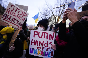 I manifestanti mostrano il loro sostegno all'Ucraina fuori dall'ambasciata russa a Berlino.