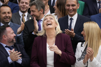 Kravat Takımı: Fransız aşırı sağ lideri Marine Le Pen, merkez ve Ulusal Ralli partisinin yeni seçilen milletvekilleri, geçen ay Ulusal Meclis'te poz veriyor.