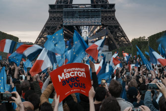 Fransa Cumhurbaşkanı Emmanuel Macron'un destekçileri Eyfel Kulesi'nde toplandı.