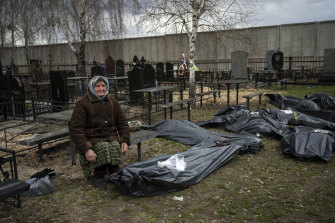 70 yaşındaki Nadiya Trubchaninova, 30 Mart'ta Bucha'da Rus askerleri tarafından öldürülen oğlu Vadim'in cesedinin bulunduğu plastik bir torbanın yanında oturuyor.