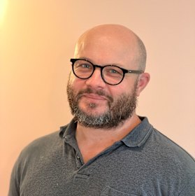 El abogado Michael Bates se ha ofrecido a representar a Kathy Bates pro bono en su disputa con Gina Rinehart.