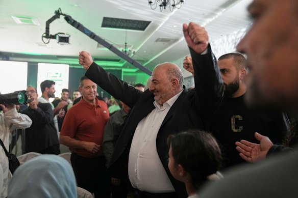 Il deputato israeliano Mansour Abbas, leader del partito Ra'am, celebra un ottimo risultato elettorale.