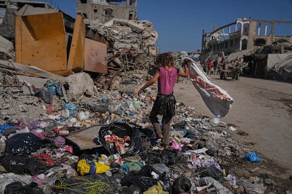 Malak Sobh, 7, mencari melalui sampah untuk plastik untuk digunakan sebagai bahan bakar memasak di sebelah kamp tenda darurat untuk orang -orang Palestina yang terlantar di Kota Gaza pada hari Kamis.
