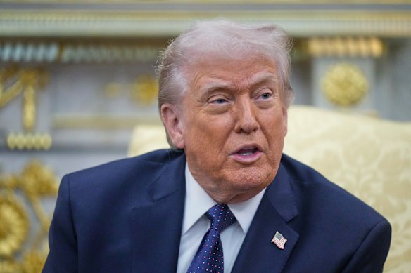 الرئيس الأمريكي دونالد ترامب في المكتب البيضاوي.