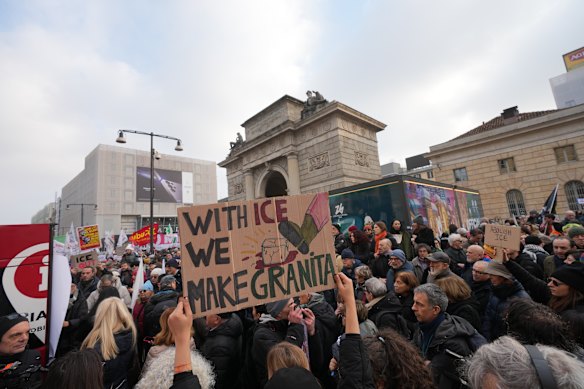 Pessoas participam de manifestação contra o ICE, antes dos Jogos Olímpicos de Inverno de 2026.