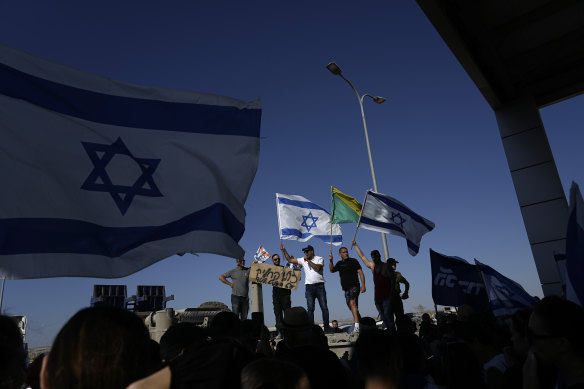 Protesters gather in support of soldiers being questioned for detainee abuse, outside of the Sde Teiman military base.