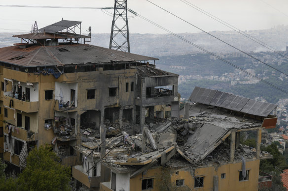 Des bâtiments détruits ont été touchés lundi par des frappes aériennes israéliennes dans le village de Qmatiyeh, au sud-est de Beyrouth.
