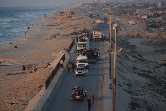 Os palestinos deslocados que fogem da faixa do norte de Gaza se movem com seus pertences ao longo da estrada marítima, no centro de Gaza, quinta -feira, 4 de setembro.