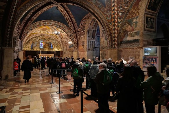 El domingo por la mañana (hora de Asís), la seguridad era estricta pero discreta cuando los primeros peregrinos pasaron por detectores de metales antes de entrar a la basílica.