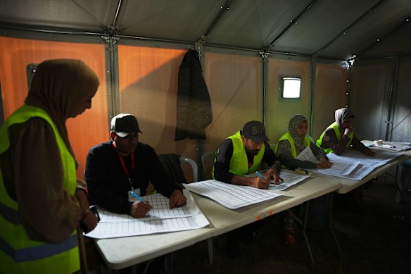 A comissão eleitoral classifica as listas de candidatos nas eleições locais palestinas do fim de semana.
