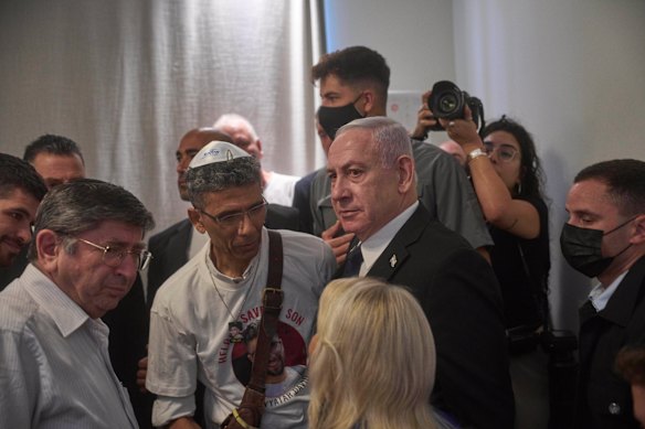 O ministro israelense de Israel, Benjamin Netanyahu, fala com os membros da família do refém -refém de Israelense David, na porta da cerimônia do Museu do Knyset, em segunda -feira.