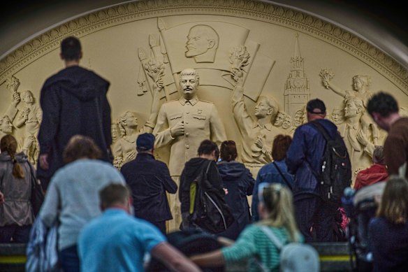 The new Stalin installation, called <i>The Gratitude of the People to Leader-Commander</i> at Taganskaya station in Moscow.