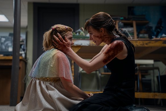 Bela (Arabella Olivia Clark) and Mommy (Jessica Chastain) in Other Mommy