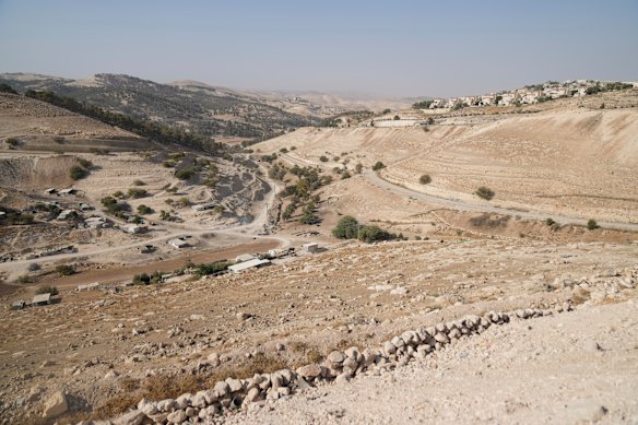 Uma visão geral mostra a área da E1, um trecho aberto de terra a leste de Jerusalém, entre o assentamento israelense de Maale Adumim, à direita e a cidade de Eizariya ocupada na Cisjordânia, na quinta -feira.