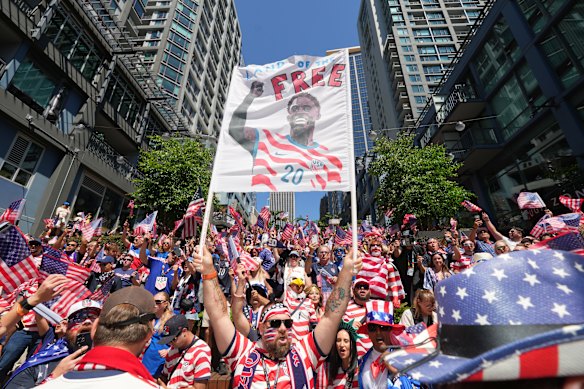 A US fan makes his feelings about Folarin Balogun known ahead of the match against Belgium.