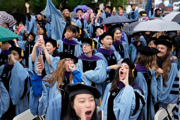 50 বছরের মধ্যে প্রথমবারের মতো, বিশ্ববিদ্যালয়ের গ্র্যাজুয়েটরা তাদের প্রান্ত হারাচ্ছেন