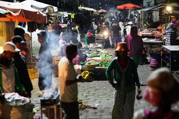 Pessoas fazem compras em um mercado aberto antes do toque de recolher noturno em Antananarivo, Madagascar, na segunda-feira.