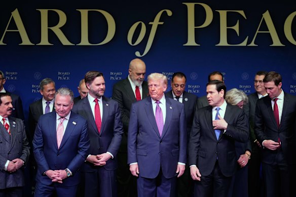 Membros do Conselho da Paz posam com Steve Witkoff, JD Vance, Donald Trump, Marco Rubio e Jared Kushner.