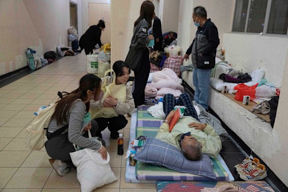 Voluntários ajudam moradores evacuados em um shopping center próximo.