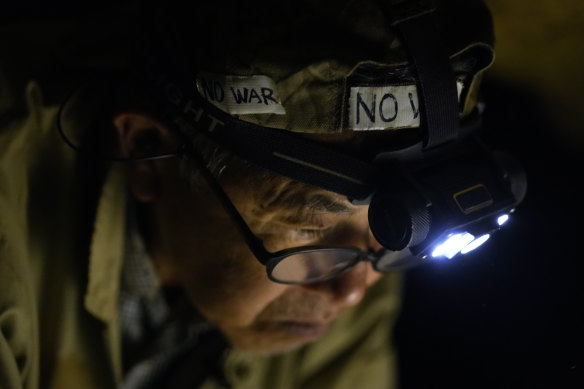 Takamatsu Gushiken, a “gamafuya,” an Okinawa dialect meaning a person who digs in a cave, searches in a cave for the remains of those who died during the Battle of Okinawa.