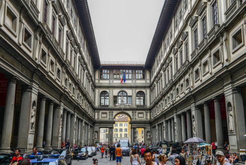 People in front of Uffizi Gallery in Florence.