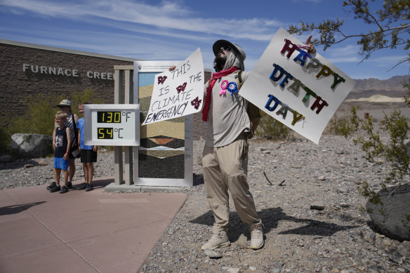 Pazar günü Death Valley Ulusal Parkı'nda bir iklim değişikliği aktivisti.