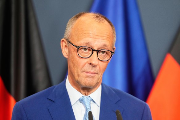 Il cancelliere tedesco Friedrich Merz parla ai media presso la sede del partito CDU a Berlino.