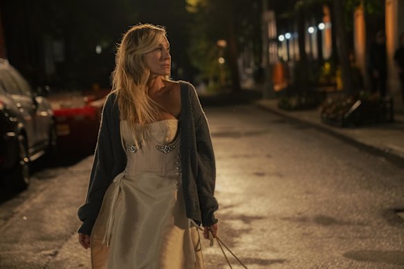 Carrie (Sarah Jessica Parker) trots off to meet the girls at dinner. All is right in the world.