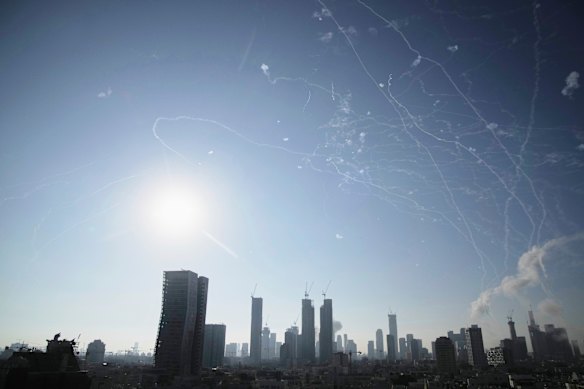 Israel fora do sistema de defesa aérea dispara para interceptar quinta -feira Tel Aviv na quinta -feira.