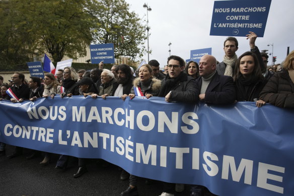 Тысячи людей собираются на марш против антисемитизма в Париже, Франция.