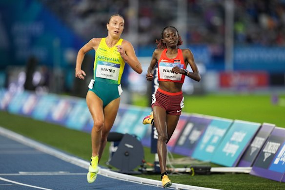 Davies takes the lead in the 10,000m.