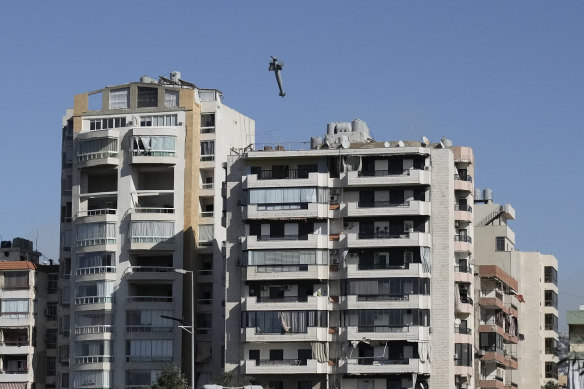Un missile lancé depuis un avion israélien frappe un bâtiment à Ghobeiri, Beyrouth.