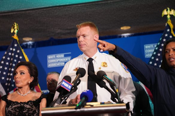 Kepala Polisi Sementara Departemen Polisi Metropolitan Jeffrey W. Carroll, di tengah, berbicara kepada media,