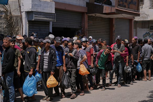 Palestijnen staan ​​vrijdag in de rij voor voedselverdeling in Deir al-Balah, Gaza.