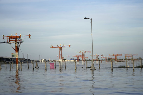 برج های روشنایی باند فرودگاه پس از بارندگی شدید در پورتو آلگره تا حدی زیر آب رفت.
