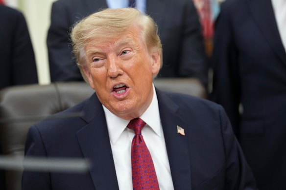 Il presidente Donald Trump, nella foto scattata lunedì nello Studio Ovale, ha avvertito l’Iran che un attacco di maggiore entità è «in agguato».