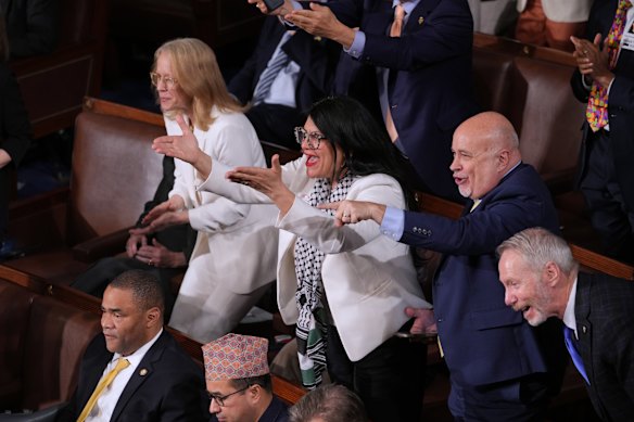 النائبة في ميشيغان رشيدة طليب تصرخ بينما يلقي ترامب خطابه.