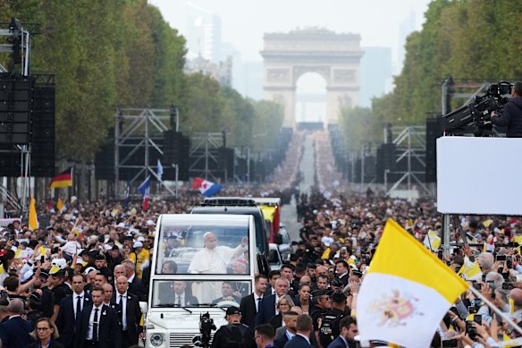 Papa Leone XIV arriva a celebrare la messa in Place de la Concorde a Parigi.