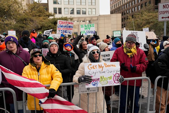 Manifestantes em frente à Prefeitura de Minneapolis no sábado.